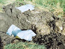 Annenin gömüldüğü çukur!