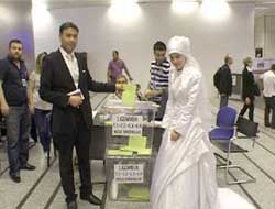 Gelinlik ve damatlıkla oya geldiler