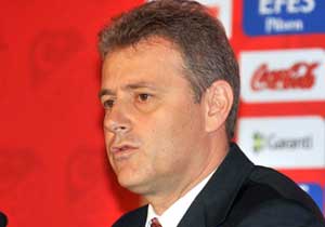 Özgener'den resmen bıraktı