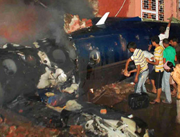 Küçük uçak dağa çarptı!