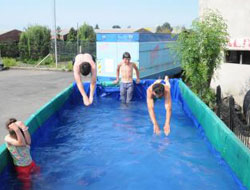 Kamyon kasasında havuz keyfi!