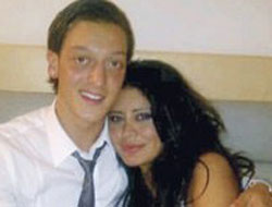 Mesut Özil'den yatak odası pozu