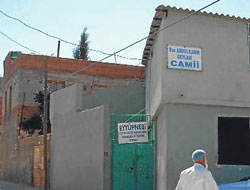 İmam minareyi bile alıp gitmiş!