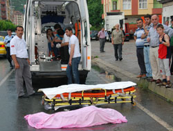 Yaşlı kadına araba çarptı!