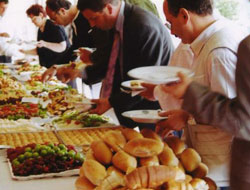 Yemekten 50 Kişi Zehirlendi