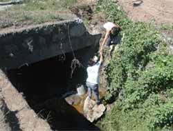 Vatandaş dereden yakıt topladı!