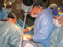 Çocukların karnından topluyor