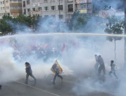 Gaz yiyen vekiller yine polise çattı