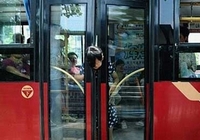 Otobüs kapısında sıkıştı!