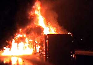 Trabzon'da kaza yapan tır yandı