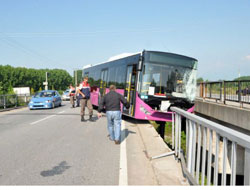 Otobüs köprüde asılı kaldı!