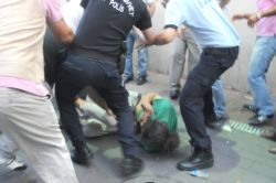 Taraftar gazetecilere saldırdı!