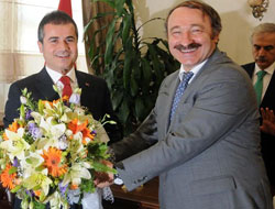 Faruk Özak görevini Kılıç'a devretti