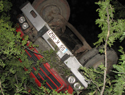 Kamyon uçuruma uçtu: 1 Ölü