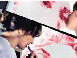 Bu kız öpücükle resim yapıyor