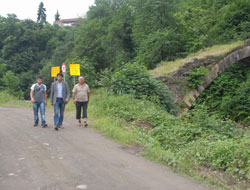 Yolun asfaltlanmasını bekliyorlar!