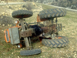 Traktör devrildi 1 ölü, 6 yaralı