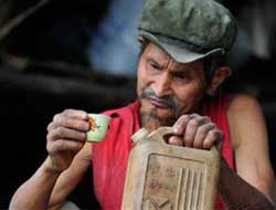 Bu adam benzin içerek yaşıyor