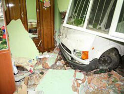 Kamyonet yatak odasına girdi!