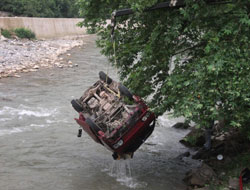 Araba dereye uçtu:3 ölü