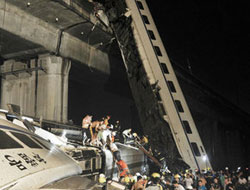 Hızlı tren köprüden uçtu!