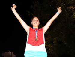 Denize attığı taş madalya getirdi!