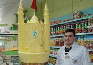 Tereyağından cami maketi yaptı