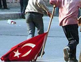 Şehitlerin ardıdan bayrağa saldırı!