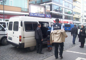 Masaları toplayan zabıtalara ...