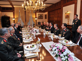 Gül'den YAŞ üyelerine iftar yemeği