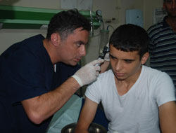 Kulağına arı kaçtı!