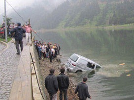 Uzungöl'e düşen araçtan 1 ceset...