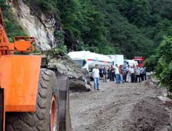 Şiddetli yağmur heyelan getirdi!