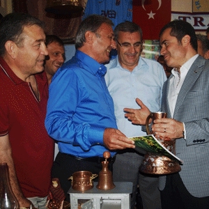 Bakanı horonla karşıladılar!