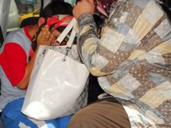 Oğlunu kız kılığında dilendirdi!