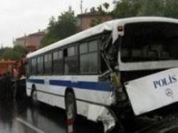 Bakırköy'de Çevik Kuvvet Minibüsü Devrildi: 4 Polis Yaralı