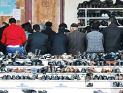 Vali ayakkabısı polisi işinden etti!