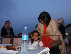 Bayan Kızılcık öğrencilerle