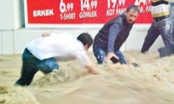 Orada iki kız çocuğu var!