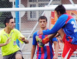 Kırmızı ve hakeme uçan tekme!