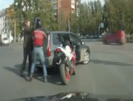 Trafikteki boks maçı güldürdü