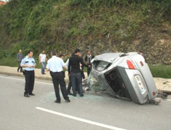 Trabzon'da bir araç takla attı