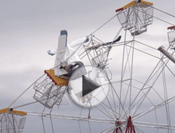 Uçak dönme dolaba çarptı