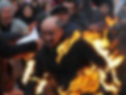 Benzin döküp kendini yaktı