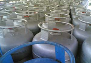 Parmağıyla tüp yakıyor