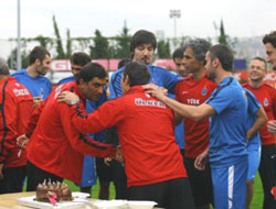 Tolga yeni yaşına Çiçek'le girdi