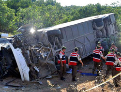 Otobüs devrildi:1 ölü, 6 yaralı