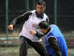 Vekil Hakan Şükür sahada!