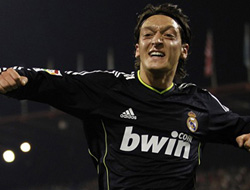 Mesut Özil'den şehitlere duyarlılık