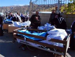 Gelin! Cesetlerin üstüne basıyoruz